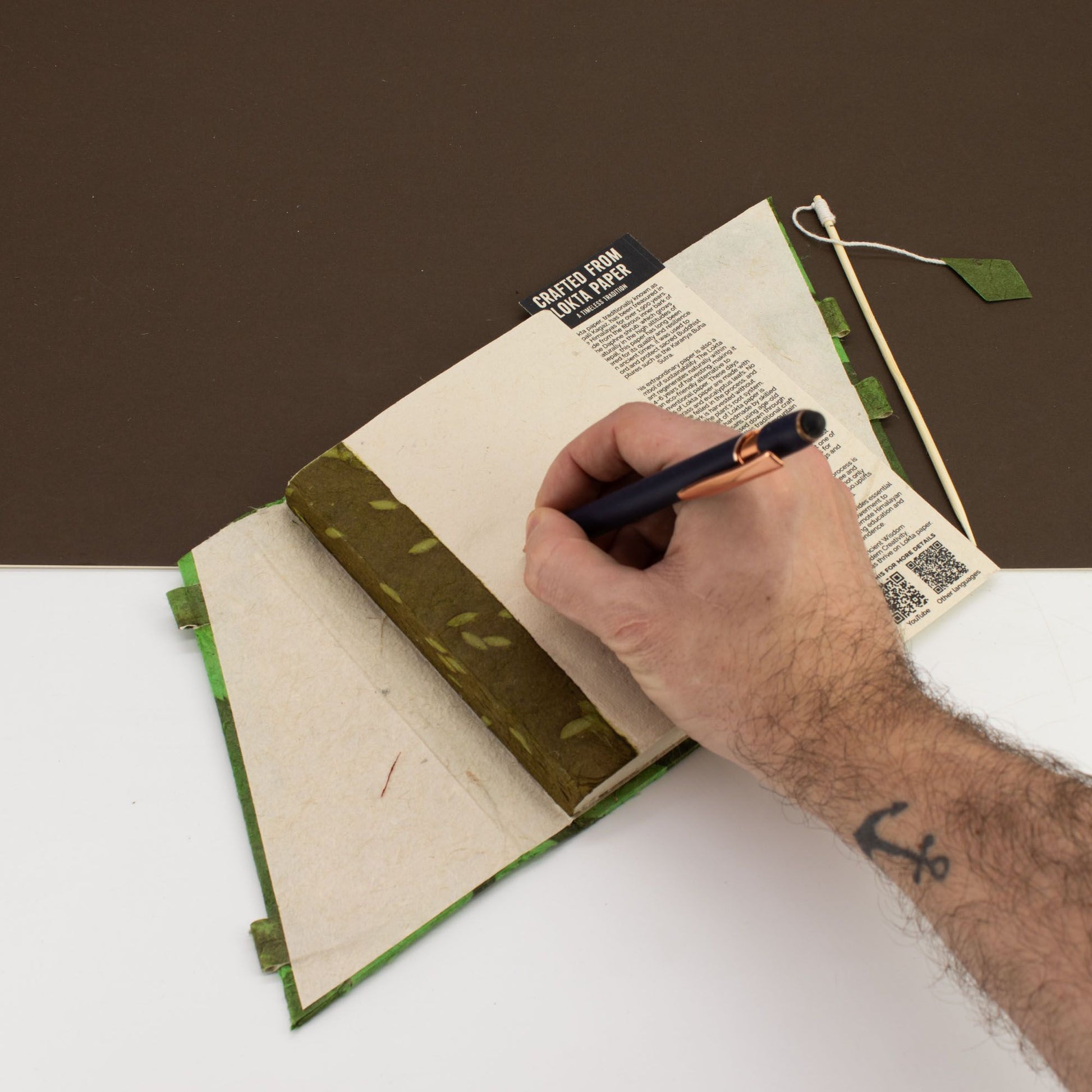 Lokta Bold Floral Bamboo Lock Notebook – Medium – Moss Green
