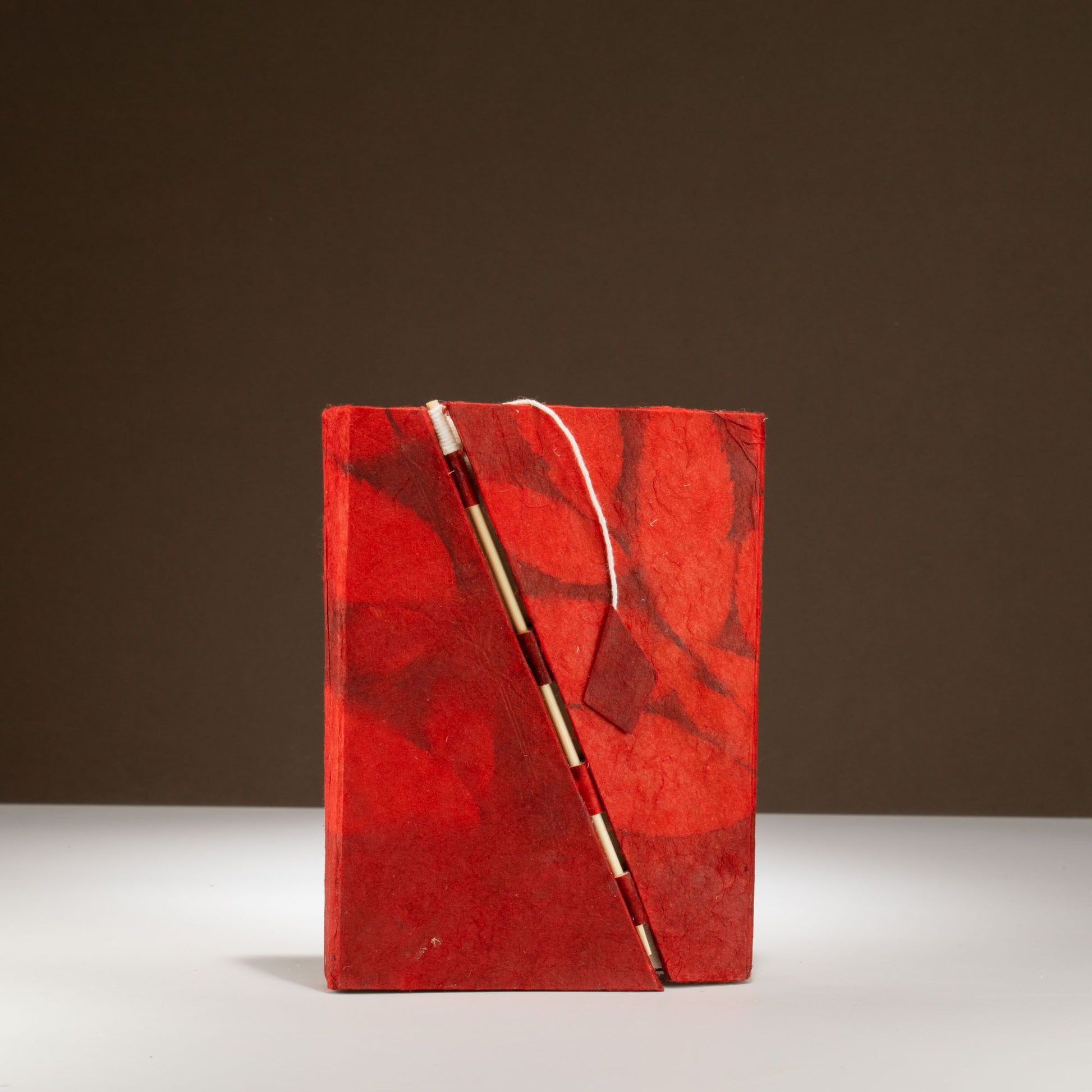 Lokta Bold Floral Bamboo Lock Notebook – Medium – Ruby