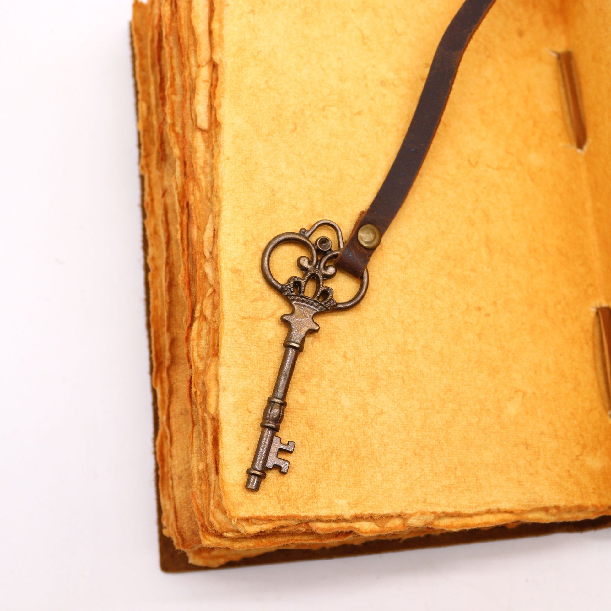 Oiled Leather & Key - 200 pages decle-edged - 18x13cm